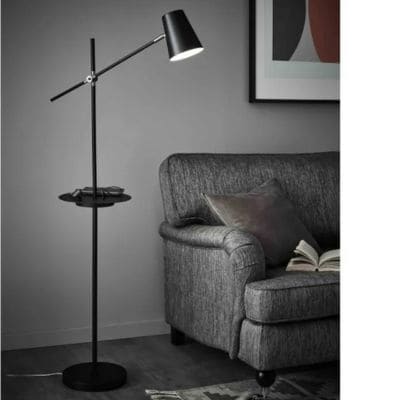 Choix lampadaire Linear de la marque Markslojd dans un salon moderne gris