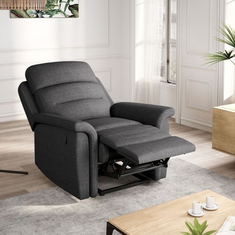 Fauteuil relax en position dépliée, au centre d'un salon, idéal pour une personne âgée