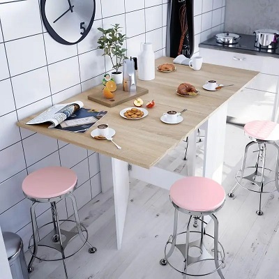 table-extensible avec rallonge en monde repliée dans une cuisine avec de petits tabourets roses