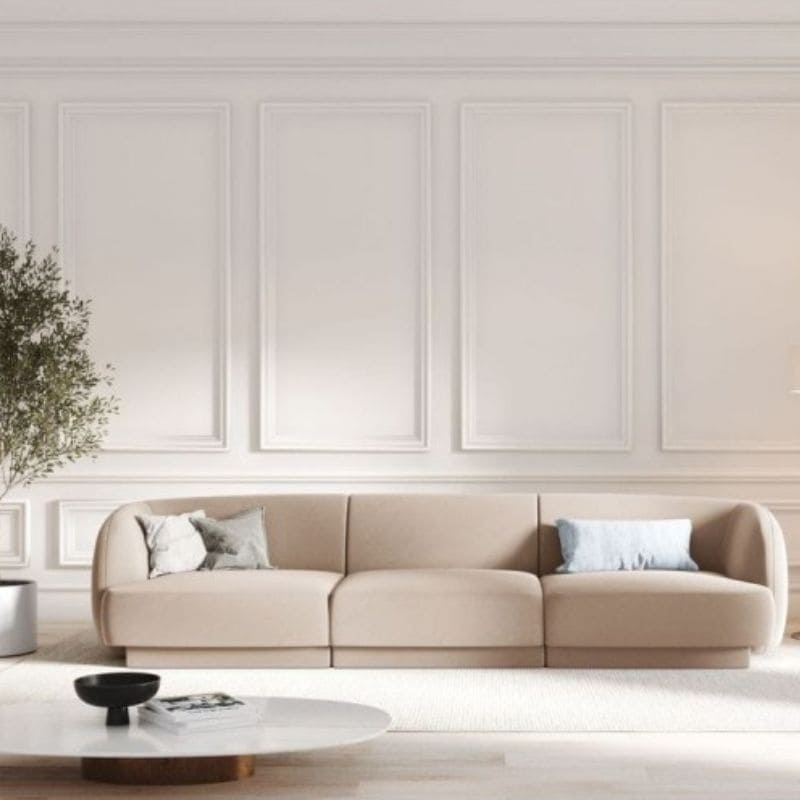 Déco aux couleurs tendance en 2023 (canapé beige/marron dans un salon marron)
