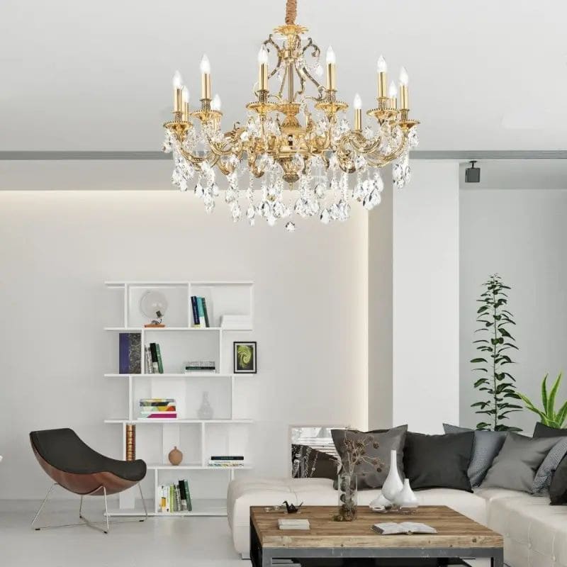 Lustre doré dans un salon moderne blanc, parfait pour décorer une rosace