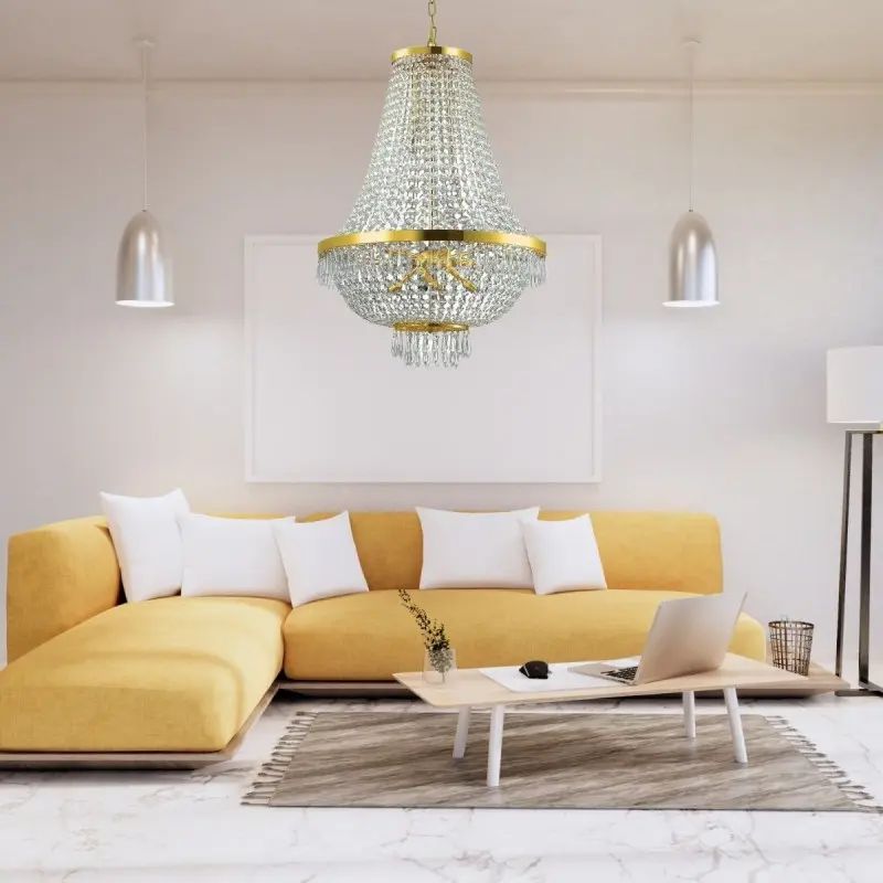 Lustre doré et transparents dans un salon avec canapé jaune et blanc pour montrer qu'est-ce qu'est un lustre