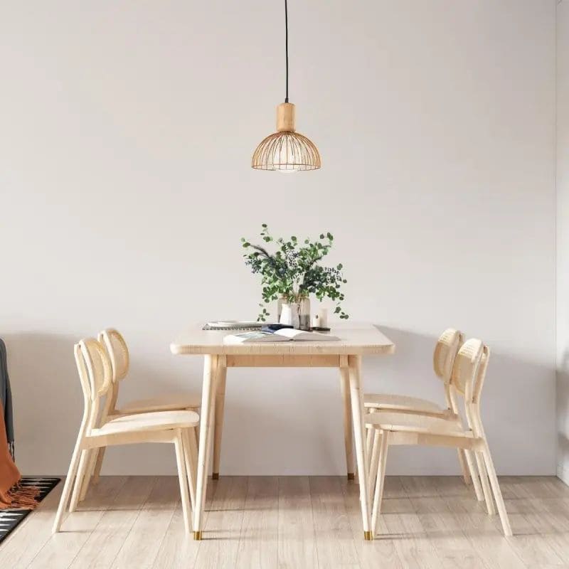 Suspension doré au dessus d'une table à manger en bois pour présenter l'avantage de l'éclairage LED