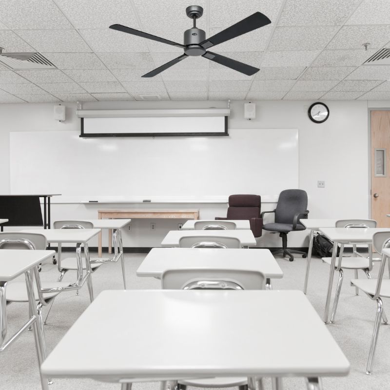 Comment rafraichir une salle de classe ? Illustration avec un ventilateur de plafond Eco Neo III noir basalte de la marque Casafan dans une salle de classe