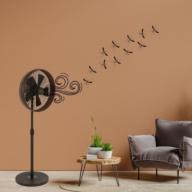Comment éloigner les moustiques ? Illustration imagée avec un ventilateur sur pied Breeze de la marque Lucci Air