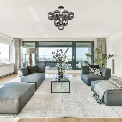 plafonnier boule design dans un salon salle à manger moderne