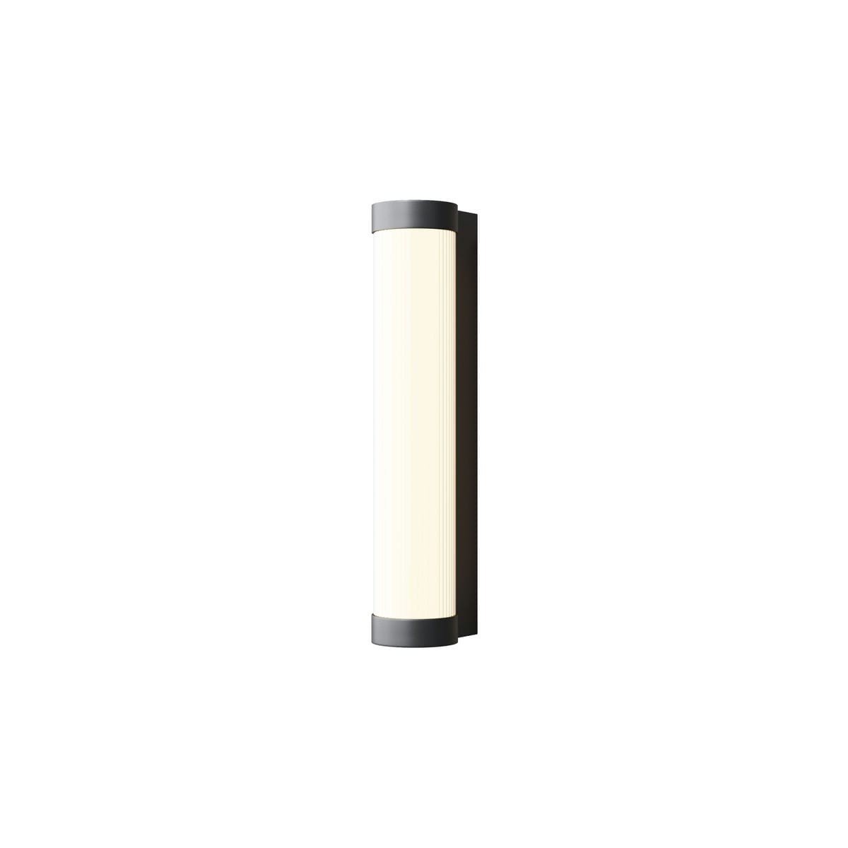 Applique extérieur sans électricité murale—luminaire vertical rectangulaire allumé, fini noir avec verre ou diffuseur blanc.