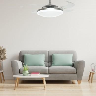 Canapé gris avec deux coussins verts, table basse en bois et ventilateur de plafond blanc en action, ambiance moderne et fraîche.