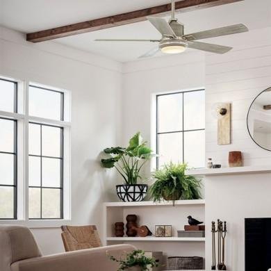 Description d’un salon lumineux avec un ventilateur mural au plafond, décor naturel et éclairage doux. Comment reconnaître un bon ventilateur et bien le choisir.