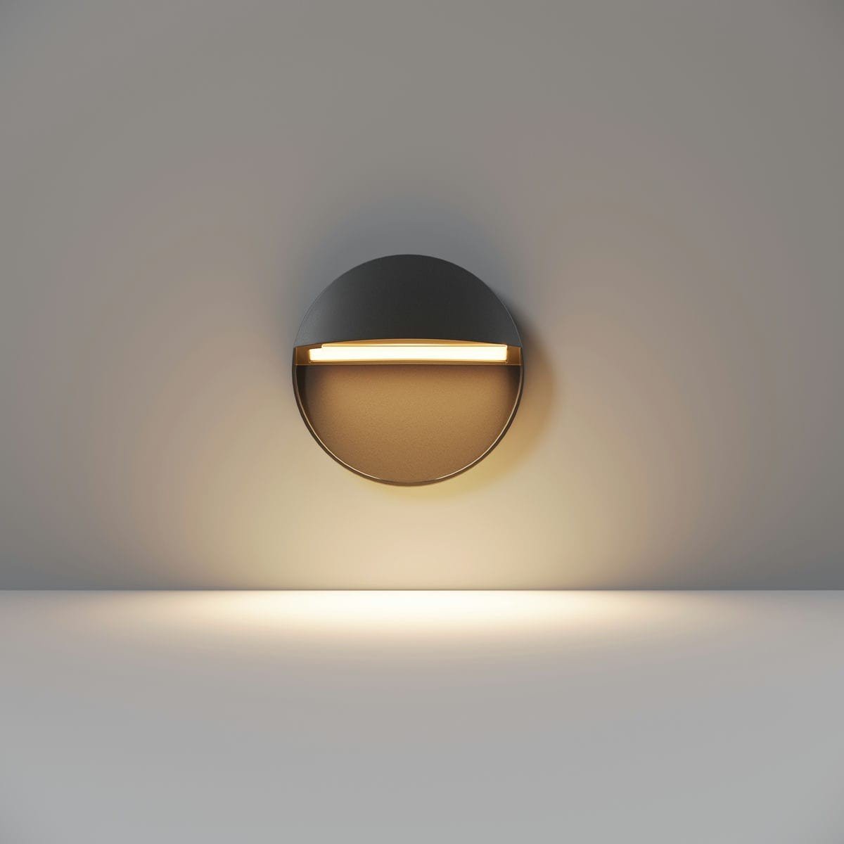 Éclairage extérieur piscine design : luminaire mural rond design avec barre lumineuse LED, projection chaleureuse sur le mur et le sol.