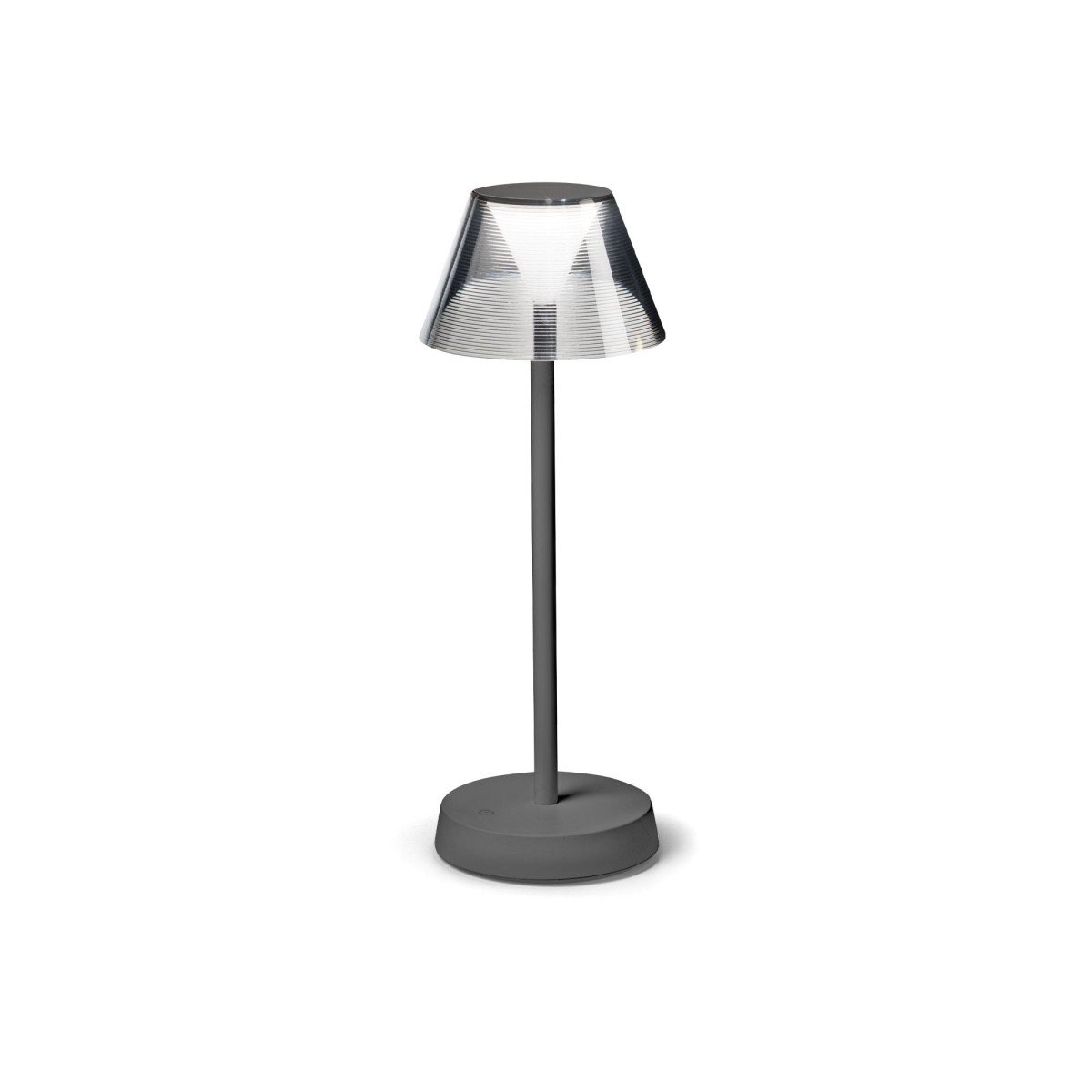 Lampe d’extérieur à lumière solaire pour piscine sur piédestal, abat-jour conique et socle rond.
