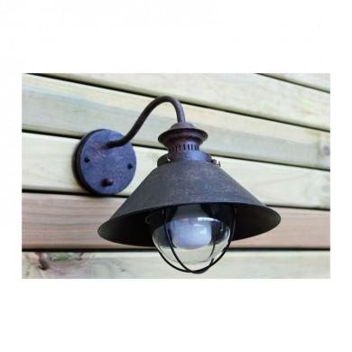 Luminaire extérieur noir pour éclairage de piscine, fixation murale bronze avec câble, reflet sur bois. é effectivement éclairage piscine sécurité et normes.