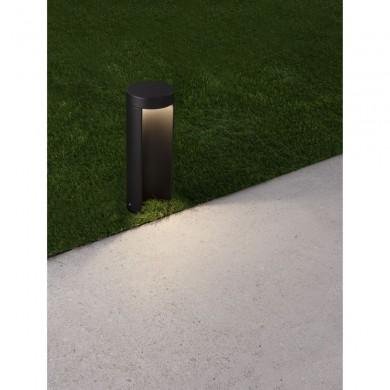 Luminaires extérieurs diffusant un blanc chaud ou froid visibles sur pelouse et allée, éclairage apercevant le sol environnant.