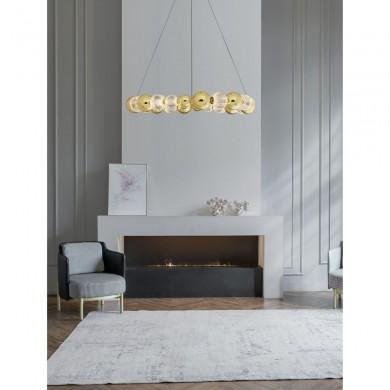 Lustre art déco moderne suspendu au-dessus du salon, composé de rosaces dorées et câbles fins dans une pièce élégante.