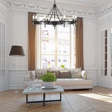 Lustre chic et moderne suspendu au-dessus du salon lumineux, cadre historique, canapé beige et plantes sur table basse.