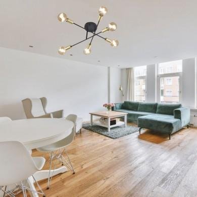 Plafonnier chambre contemporain suspendu au centre du séjour lumineux, éclairage moderne avec plusieurs bras et ampoules.