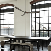 Ventilateur éco authentique Casafan au design moderne, bois massif et pales élégantes suspendues dans un espace lumineux.