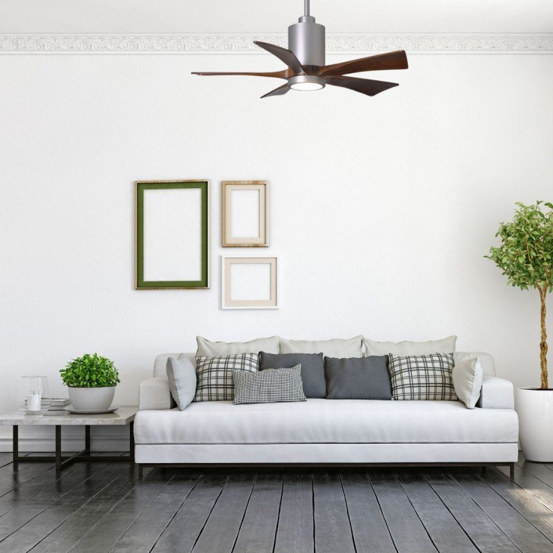 Ventilateur éco authentique Casafan au plafond, design moderne avec pales bois et lumineux, dans un salon minimaliste.