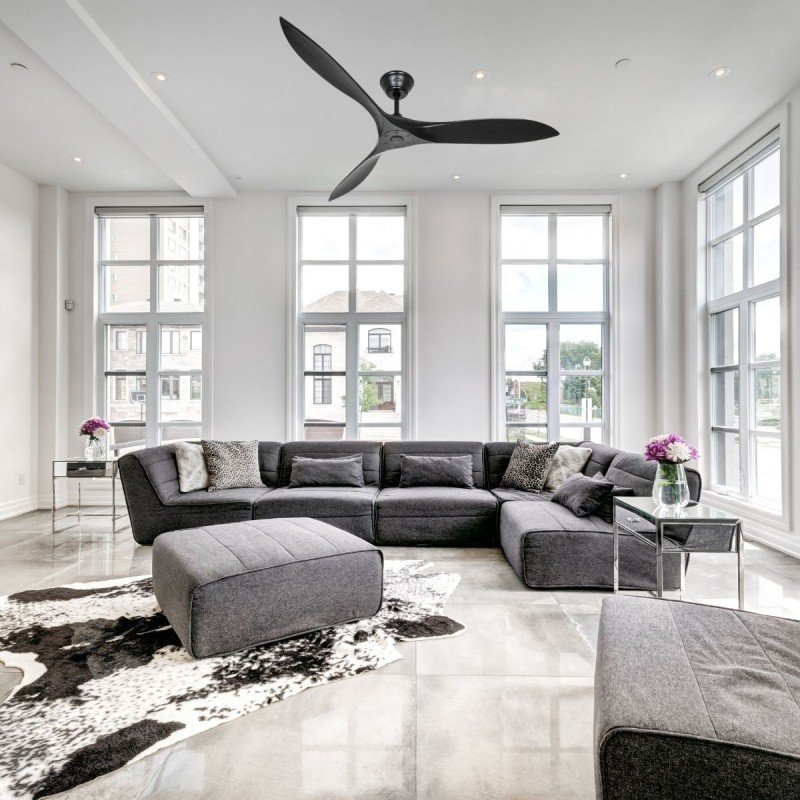 Ventilateur plafond DC silencieux : grand salon moderne avec canapé gris, ottomans et tapis, lumière naturelle par fenêtres, ambiance calme et lumineuse.
