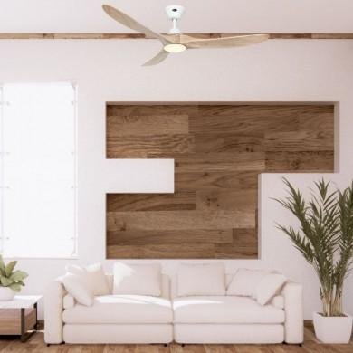 Ventilateur plafond DC silencieux installé dans un séjour lumineux avec canapé blanc, plante et décoration murale bois.