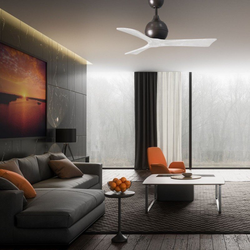 Ventilateur plafond avec lumière et télécommande silencieux installé dans un salon moderne lumineux, meuble gris et orange, télévision murale et grande baie vitrée.