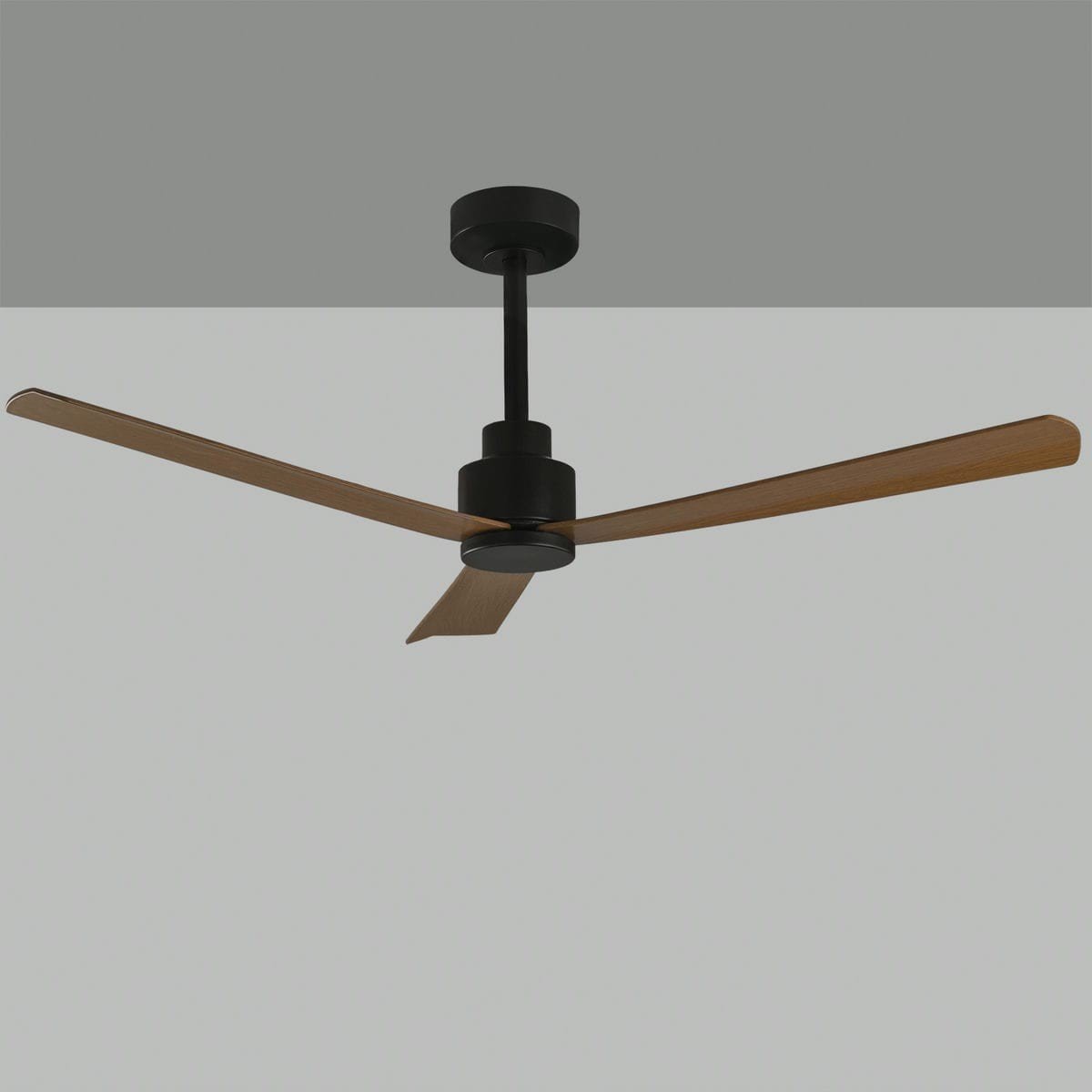Ventilateur de plafond moderne à trois pales en bois, fixé au plafond noir dans une pièce. Le décor minimaliste illustre le thème « ventilateur ou climatiseur consommation ».