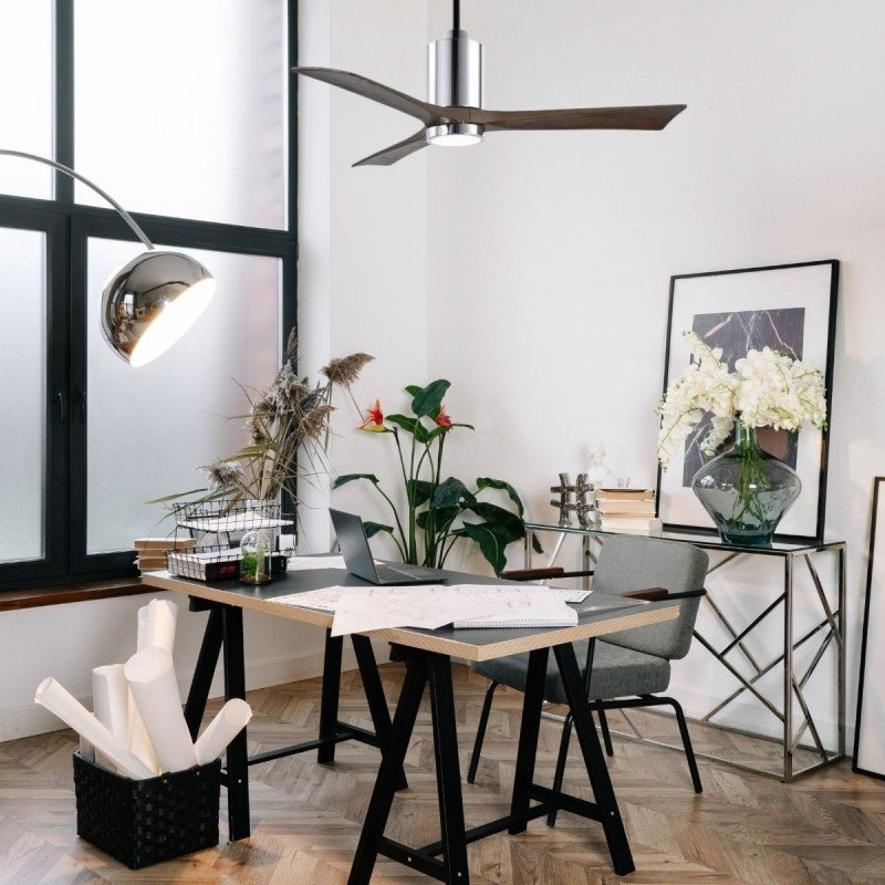 Ventilateur silencieux au plafond dans un bureau lumineux, avec table de travail, plantes et décor minimaliste.