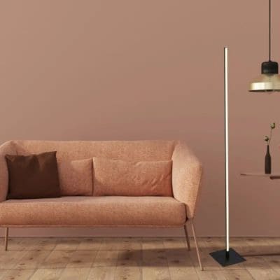Choix lampadaire Music de la marque Searchlight, dans un salon aux teintes marron